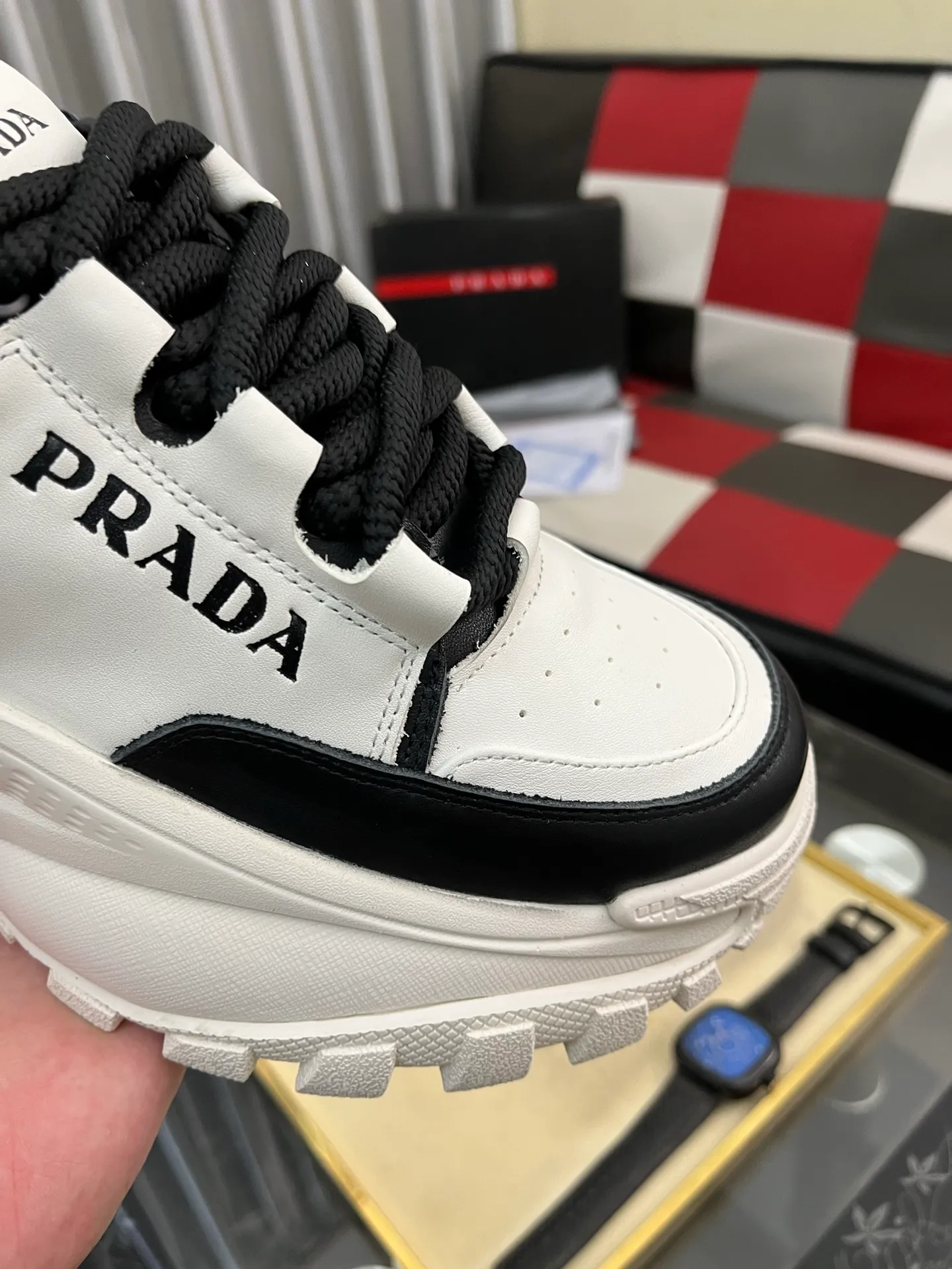 Men's shoes 💰: 800⌚️⌚️🔝High version The new PRADA (Prada) counters are launched simultaneously. The new men's shoes and 😘fabric are selected from first-layer cowhide and are made by pure handicrafts. Lining: Full cowhide lining. 👍🏿 High-end ☄️ air-cushion molded anti-slip rubber outsole, exquisite lines, simple and elegant, comfortable and high-end for leisure travel. Code number: 38 to 443️⃣Colors available